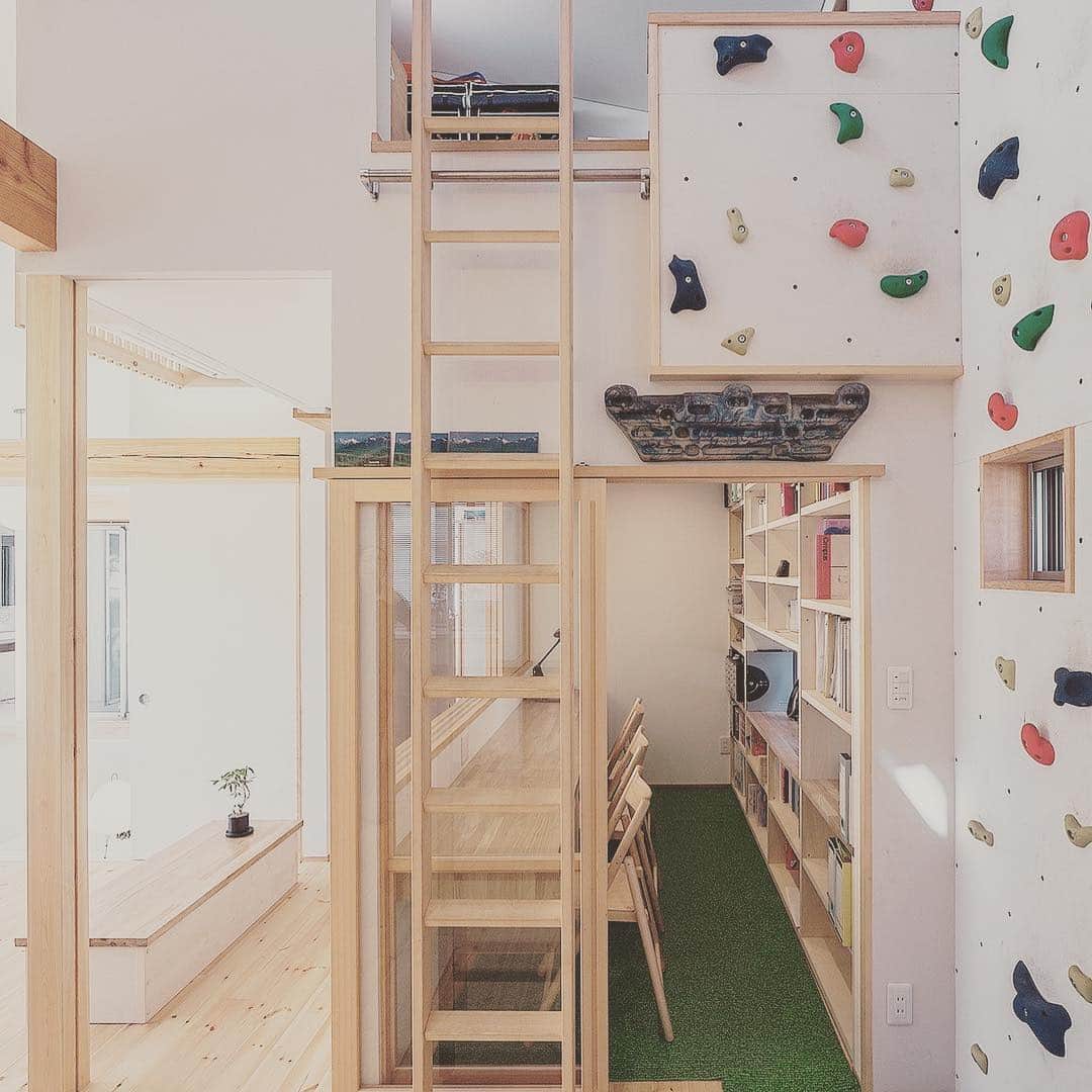 SuMiKaのインスタグラム：「@sumika_living 【 #好きに暮らそうsumika 】をつけて投稿&フォローしてね！ ✨ボルダリングがある家を発見！ 登山好き⛰のご主人が子どもと一緒に楽しめる趣味をつくりたいと子ども部屋近くにつくっちゃったとか！ 遊び心満載の住宅っていいなぁ❤️ 磯貝地域建築設計事務所さんの作品です。 ✨【 #好きに暮らそうsumika 】をつけてあなたのおうちの写真をアップしてね！ 暮らしのマガジン「SuMiKaマガジン」に掲載されるかも？ ✨ #リビング #ボルダリング #マイホーム計画 #建築家とつくる家  #子ども部屋 #livingroom #architecturedesign #bouldering」
