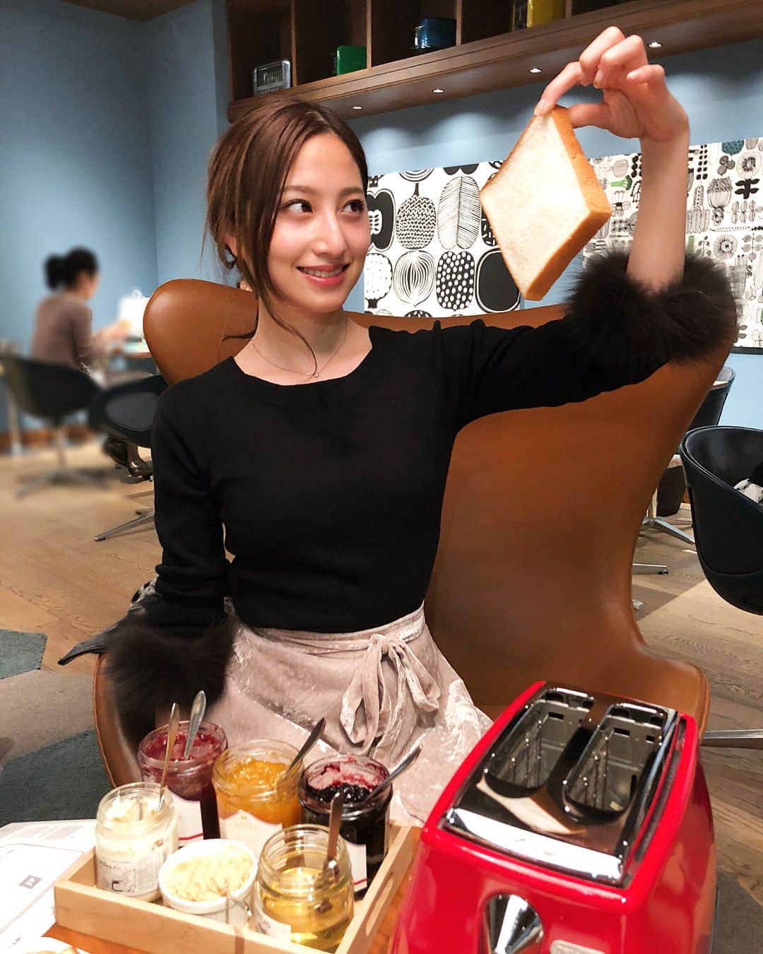 のインスタグラム：「． 銀座セントルザベーカリーで 食パン食べ比べ👀🍞❤️ トースターも色々な種類から 好きなものをチョイスできるのー💓 ジャムとバターも食べ比べしたよ👀 ． テイクアウトの列は常に 大行列だったよ〜👫✨ ． 楽しいし美味しいし幸せ❤️ 食パンは食パンでも 味が全くちがう！！ バターもそう！！ 焼いて美味しいもの そのままのほうが美味しいもの 風味や味、全然違うんだな〜😳❤️ ． チーズトーストと🧀 あまおうのサンドイッチ🍓🥪 愛おしい…忘れられません🙇‍♀️ ． #セントルトーストセット #セントルザベーカリー #食パン食べ比べ #バター食べ比べ #ジャム食べ比べ #東京パン屋 #パン屋巡り #ハムステーキサンド #ステーキサンド #ハムサンド #サンドイッチ #チーズトースト #あまおうのサンドイッチ #フルーツサンド #いちごのサンド #グルメ女子 #グルメ旅 #銀座カフェ #銀座ランチ #銀座一丁目 #大行列 #toast #sandwich #lunch #morning」