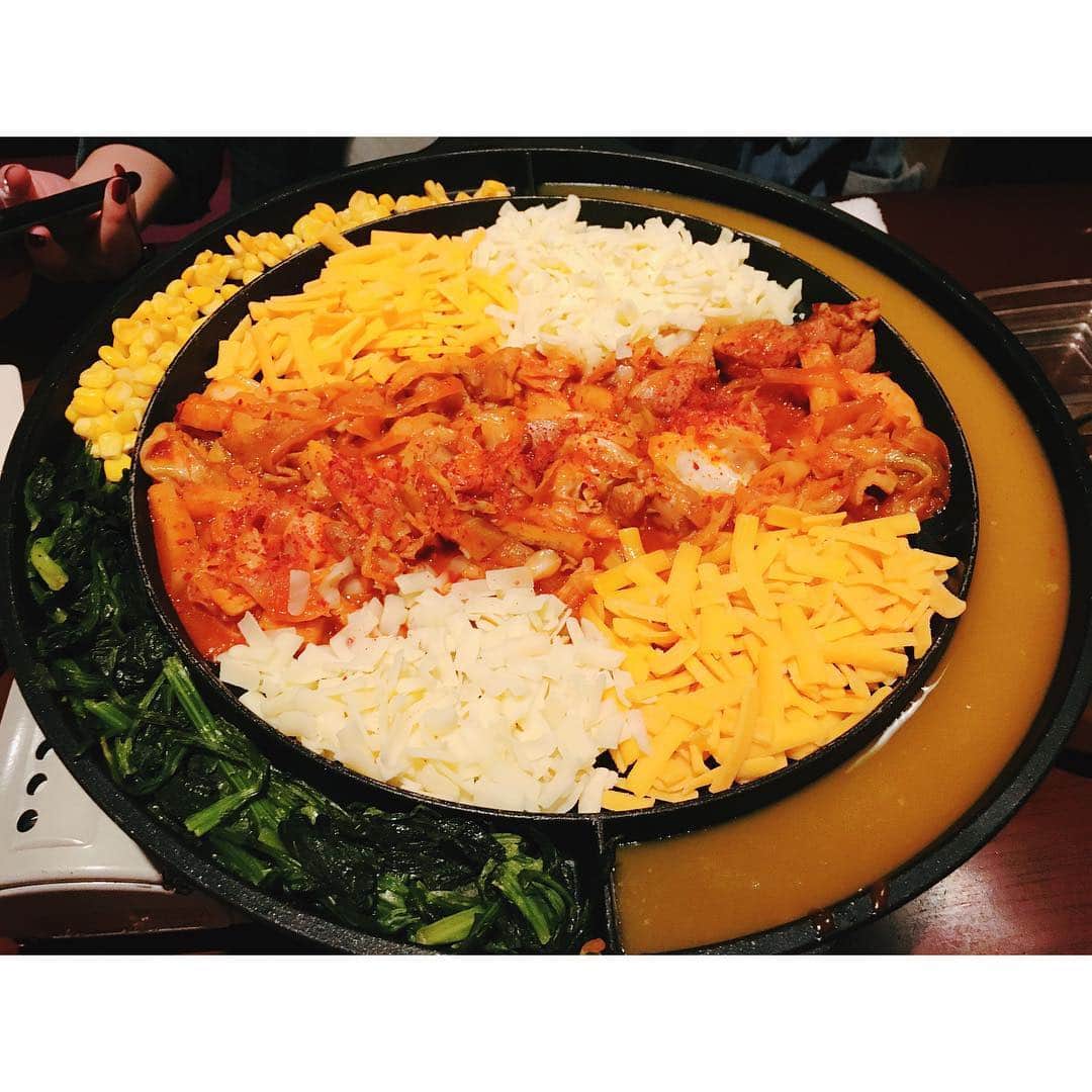 のインスタグラム：「今日は #中学生日記 の日記生をやっていた頃からの友達と久しぶりに会ってご飯してきました✨ . 念願の #チーズタッカルビ ！めちゃくちゃ美味しかった！ . . なかなか予定が合わずに会えていなかったけどそれでも変わらない空気感にすごく安心☺️ . 一緒にいて本当に楽しいし、気が楽だし、何でも話せるし。本当に大事な存在です。 #SKE48 #food #韓国料理 #instagood #ぴよぐるめ」