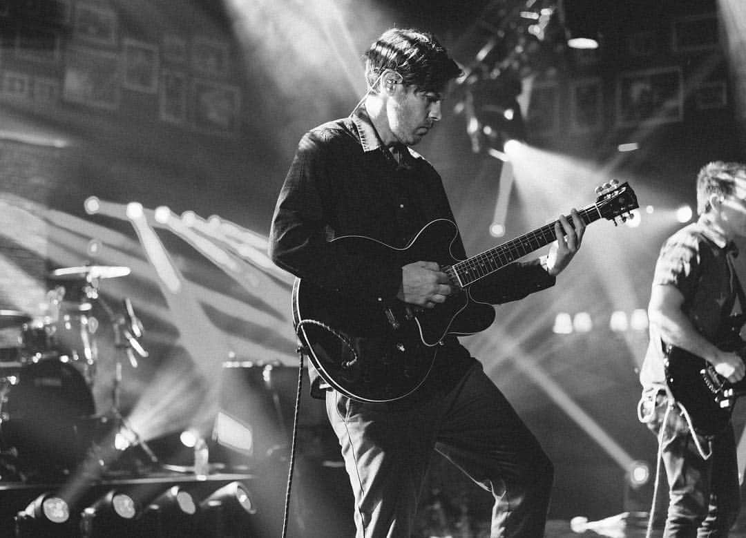 ダン・エストリンのインスタグラム：「He works hard for the money...bum-bum...bum-bum. 📸: @kernieflakes @audiencenetwork @audiencemusic @tedstryker #hoobastank #gibson #gibsonguitars #gibsones335 #gibsonsofinstagram」