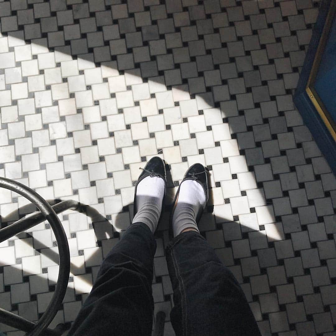 伊原葵さんのインスタグラム写真 - (伊原葵Instagram)「バレーシューズ履きすぎて 形変形しちゃった(笑)🤣」3月22日 10時30分 - aoi186