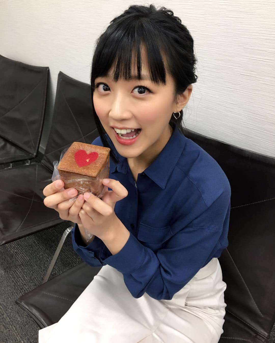 竹内由恵さんのインスタグラム写真 - (竹内由恵Instagram)「おはようございます。昨日は寒かったですね〜。 最近パンにはまっていて、パンばかり食べています^^;中にとろりとしたチョコレートが入っていて、美味しかったな💕」3月22日 10時34分 - yoshie0takeuchi