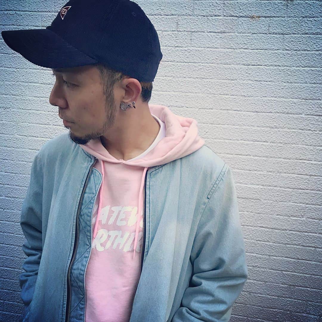 亜太のインスタグラム：「430(fourthirty) ＊ 人生初のピンクパーカー ＊ #だって春だもの ＊ #430 #fourthirty #kom #knockoutmonkey #music #rock #street #bmx #けん玉 http://decade.shop-pro.jp/」