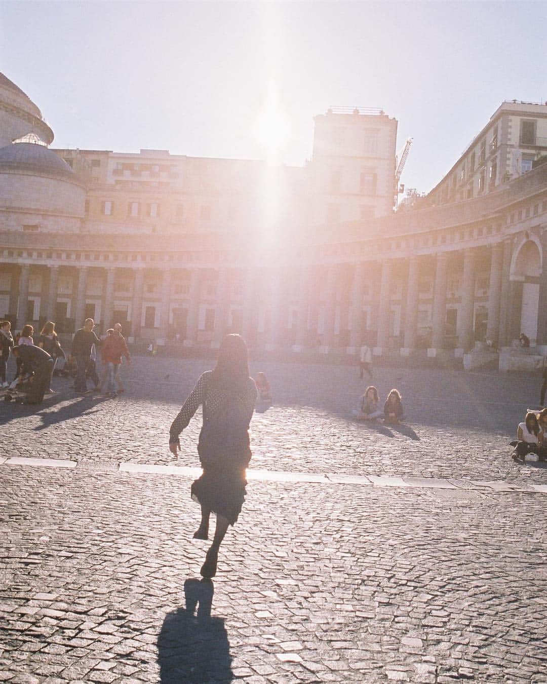 杉咲花さんのインスタグラム写真 - (杉咲花Instagram)「ここはナポリの広場。 ナポリは一番最後に訪れた場所。 ローマからフィレンツェ、ナポリと 南に進むにつれて、街の雰囲気も全然違った。 ナポリは街全体がゆったり、のんびりとしていて 余裕を感じる国だった。 自分の気分と合っていた、ような気がして、とても好きだった #ユートピア」3月22日 19時41分 - hanasugisaki