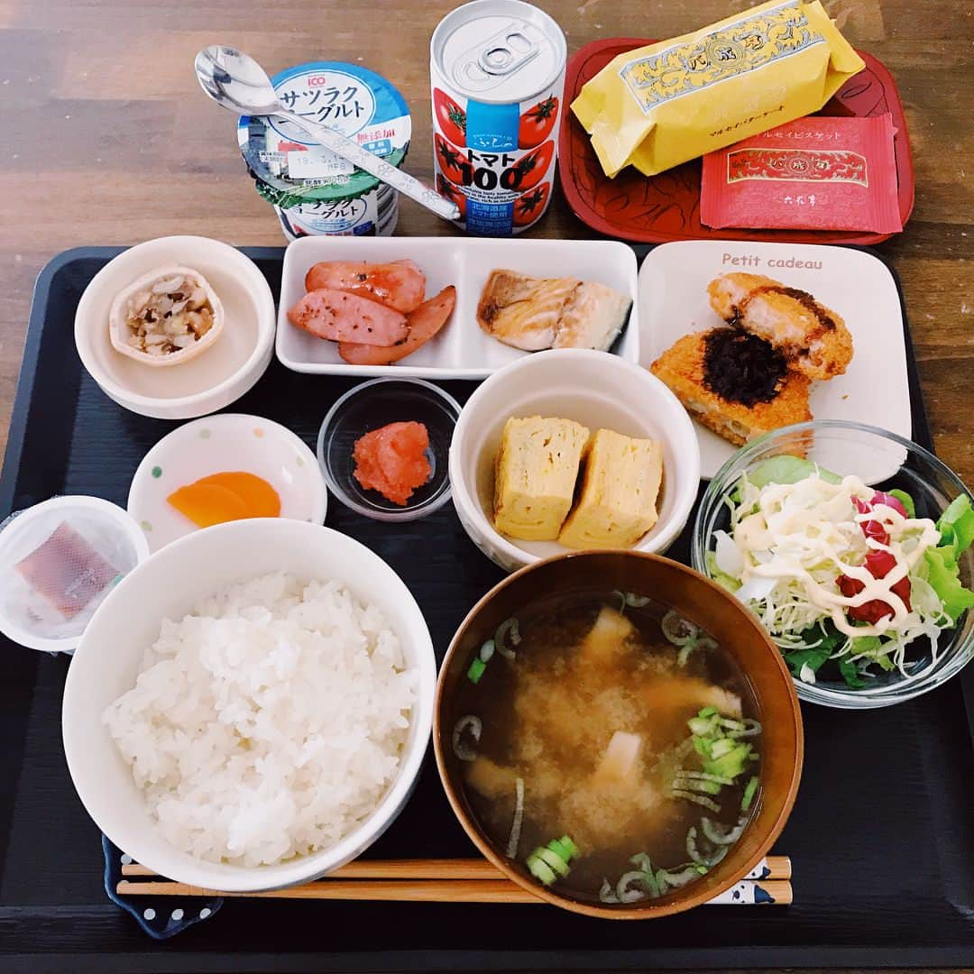 丸山礼さんのインスタグラム写真 - (丸山礼Instagram)「地元 北海道北見 北見市立図書館さんにて 「丸山礼 ものまねよみきかせ&トークショー」がお陰様で無事終了致しました🎙🙇‍♀️✨ ご来場頂いた皆様本当にありがとうございました！ 慣れ親しんだ図書館で、慣れ親しんだ地元の皆さんの顔ぶれに、地元でこういったお仕事ができることの喜びを噛み締め、噛み締め❤️😊 また東京で頑張ります！ イベントの写真が遠くからのものしかなくて、本番前の微妙な顔で失礼。 . . そして、久しぶりの我が母体様のご飯🍚 お家でご飯おかわり🍚して、 誰かが持って来てくれるなんてしばらくぶりの感覚でした。 デザート出しちゃるねって 地元の美味しくて有名なラ・ナチュレーブさんというお菓子屋さんのカーリングストーンをモチーフにした ゴマのババロアケーキも出してくれたよ🤤おいしすぎたー。 ちなみにご飯と一緒にあるのもデザートだね笑笑 六花亭さんのマルセイバターサンドと、マルセイバターケーキ ケーキ初めて食べたけど、しっとりしてたまらんっ♡ 心も、お腹も、大満足。 お母さん🤱ありがとう！ #丸山礼」3月22日 11時56分 - rei_maruyama