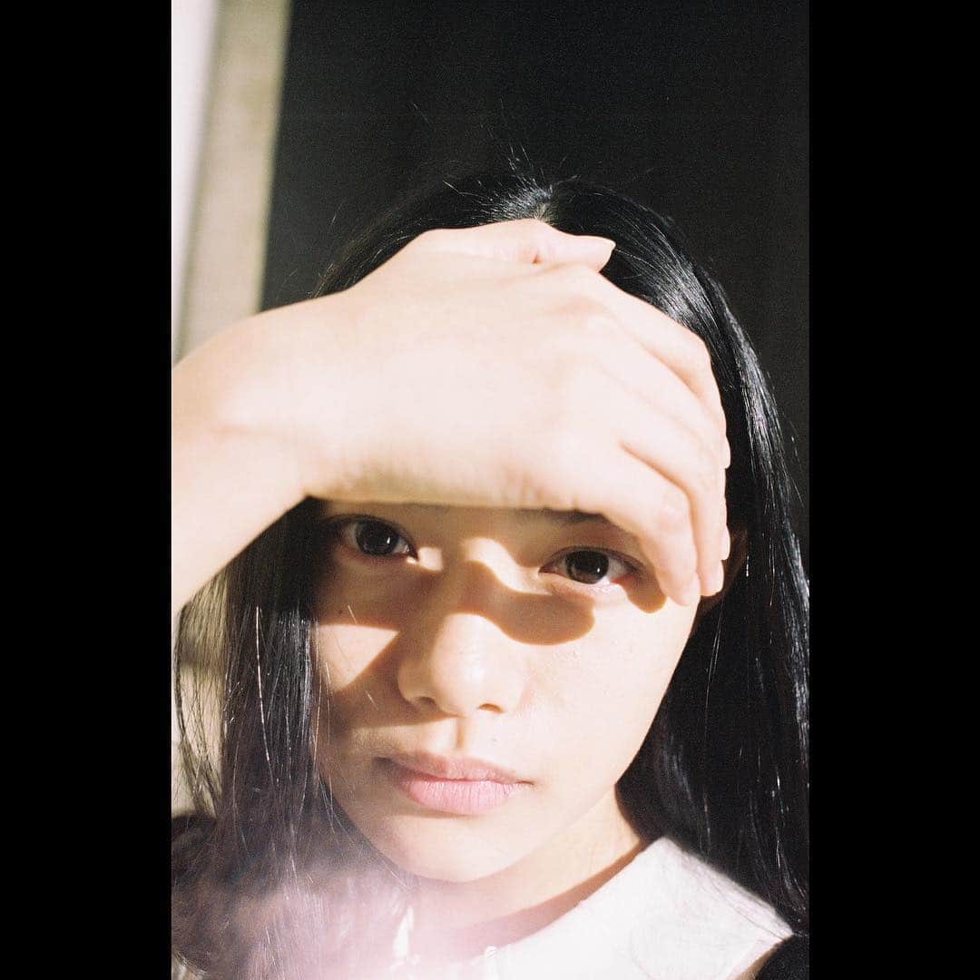 杉咲花のインスタグラム：「写真集は２０歳になってすぐ、去年の１０月に旅行をしてきたので、紙面の私は全てロングのときのものです。 こうやって振り返っていると、やはりロングもいいなぁ、と思う。けどいまの長さよりももっと短く切ってみたいな、とも思う。！ 髪型を変えてから、自分の気分が変わったり、好みも増えたりして、なんだかとても豊かな時間を過ごせている、気がする  #ユートピア」