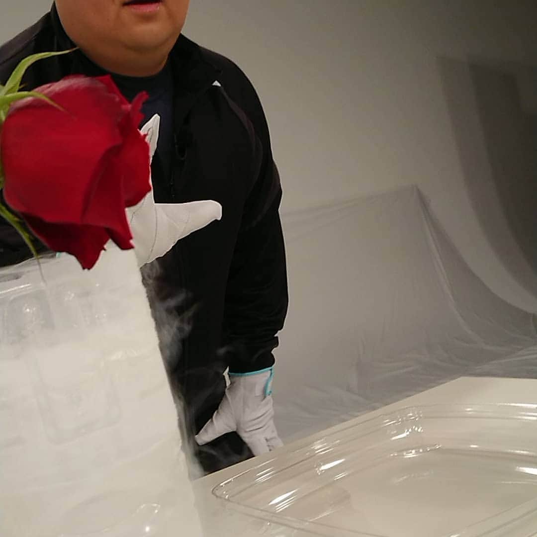 関西テレビ「ブラマヨ小杉のいいね！ハンターズ」のインスタグラム：「薔薇の実験をするのはこの方。 お分かりですよね？」