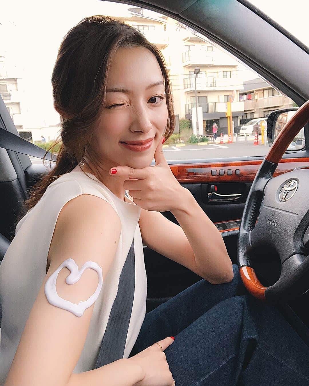 のインスタグラム：「色白肌になりたい人必見👀🧡 まずは2枚めの動画を見てください🔜！ …この日焼け止め、すごくないですか？ ☑︎スキンアクア トーンアップUVエッセンス 塗るだけで肌がワントーン明るくみえるんです！ ラベンダーカラーのおかげで透明感もアップ💓 紫外線防御しながら白肌偽装できるなんてスゴイ時代🤭 あ、ちなみに車の前の席って結構日焼けするからしっかり日焼け止め塗ってね😊 #スキンアクア #トーンアップUV #ノンフィルターUV #日焼け止め #紫外線対策 #ロート製薬_pr ロート製薬様から頂きました♡」