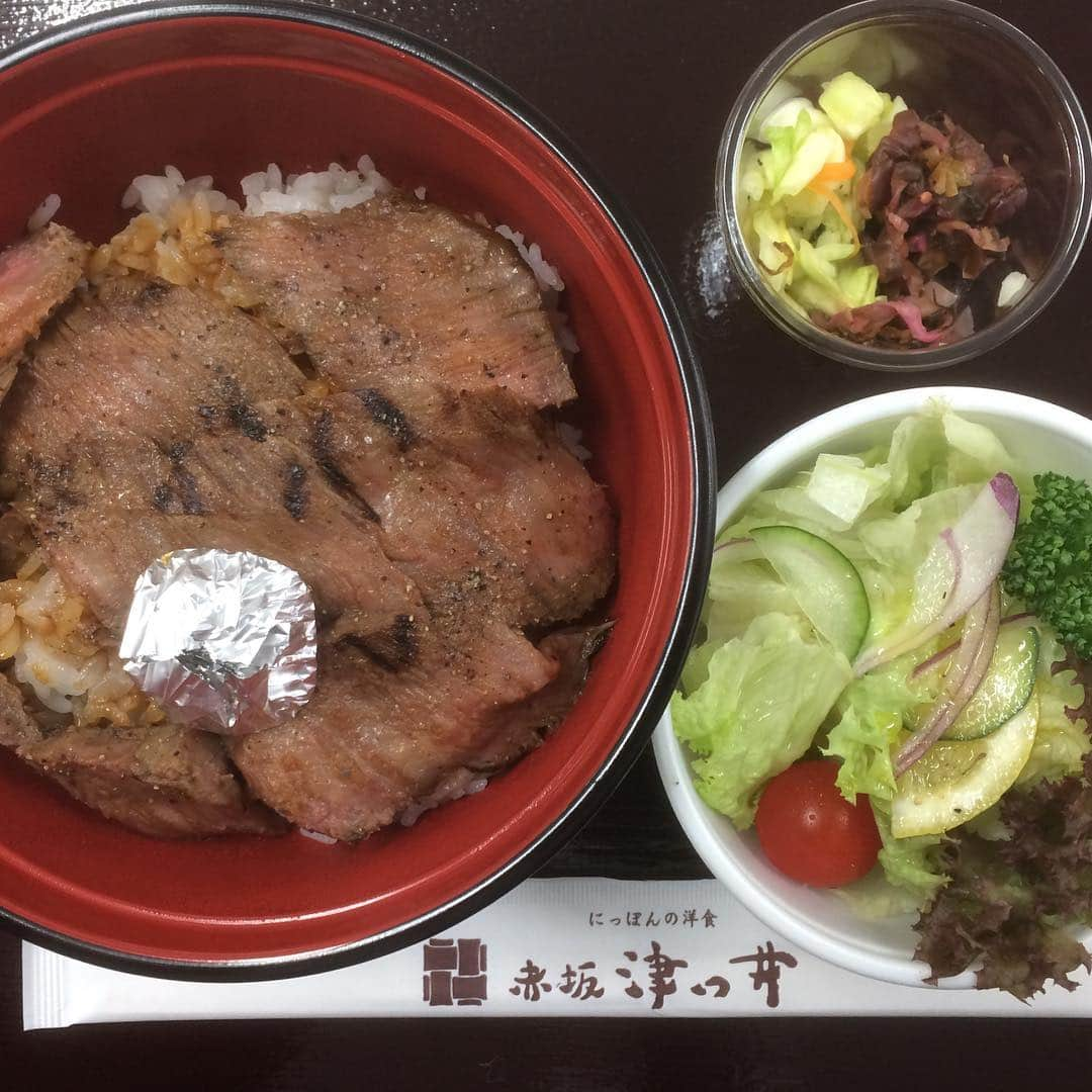 井林辰憲さんのインスタグラム写真 - (井林辰憲Instagram)「. 週に一度の昼飯付き派閥の会合  #津々井 のお弁当。  美味しい！！！ 午後も頑張ります！  #井林ふらり #国会らいふ  #全国旅館会館」3月22日 12時13分 - ibayashi.tatsunori