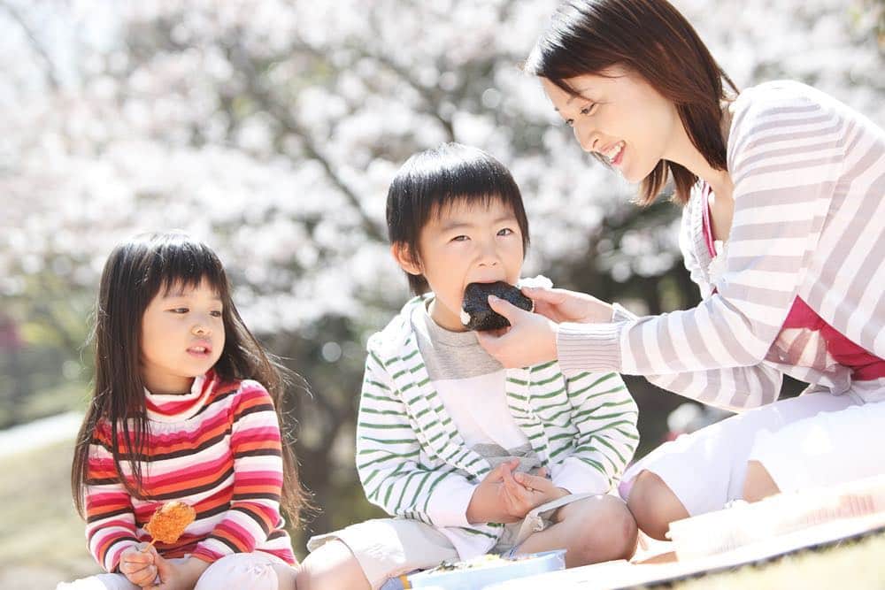 のインスタグラム：「桜の開花が待ち遠しい♥🌸ピクニックランチで春気分♪☺️ スマホでお花見中も楽しめる、新商品のブルーレイレコーダーが当たる「#ランチとレグザ」キャンペーン実施中です☆ 詳しくはキャンペーン特設ページまで👏🙇 http://regza-cp.info/instagram/  おすすめのランチや、お弁当の写真を撮って、ぜひぜひキャンペーンにご参加ください🍽🎶 ご応募をお待ちしています🙇  #ランチとレグザ #キャンペーン #レグザ #regza #ランチ #lunch #テレビ #ブルーレイ #レコーダー #お弁当とレグザ #お弁当 #おべんとう、#オベンタグラム #foodstagram #food #プレゼント #時短 #時短女子」