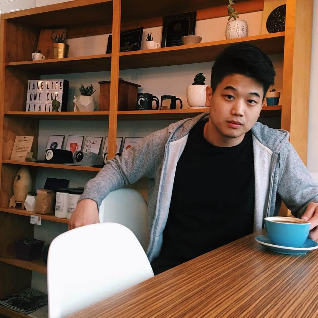キー・ホン・リーのインスタグラム：「Waiting for my #coffee to cool. #constellationcoffee」