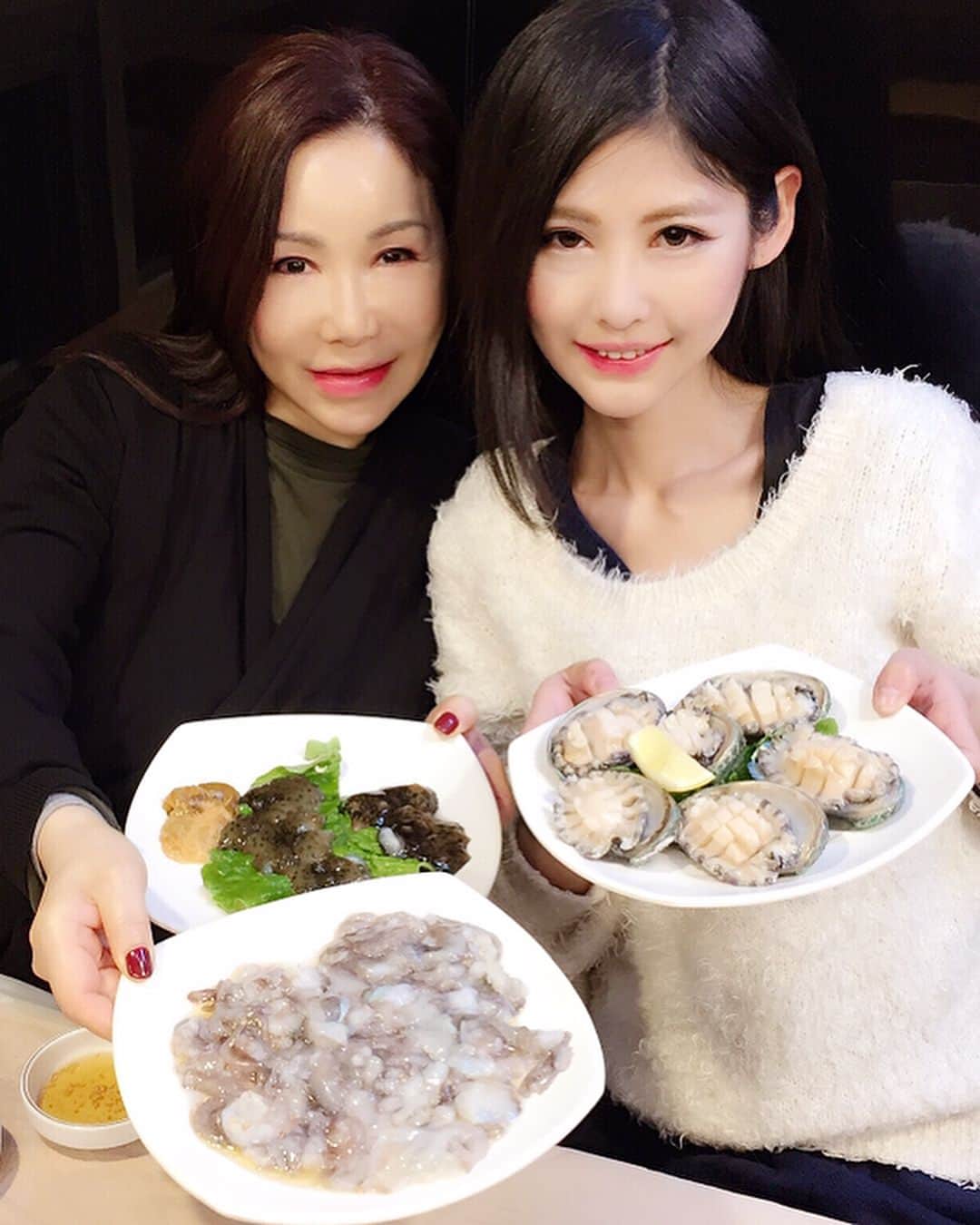 のインスタグラム：「卒業旅行ラストは世界1愛する人と…😌💕✈️ ということでママと卒業式明けに韓国食い倒れツアーしてきた〜！ まず有名な水産市場行って、アワビや生きたイイダコやナマコを堪能😍イイダコめっちゃ食べたかったの！踊り食い最高！🐙🤤❤️ あと屋台のおでんやトッポギ、ヤムニョムチキンなど、とにかく食べたいもの全て食べて飲んで語って〜詰め詰めの予定だったから疲れたけど、どれも美味しかったしママと2人っきりで楽しすぎた💓💓💓まだまだ食べたものたくさんあるので後半に続く！ #卒業旅行 #韓国 #soul #ソウル #noryangjinfishmarket #travel #ママ #イイダコの踊り食い #サンナッチ #アワビ #ノリャンジン水産市場 #屋台 #トッポギ #おでん #ヤムニョムチキン #食い倒れツアー」