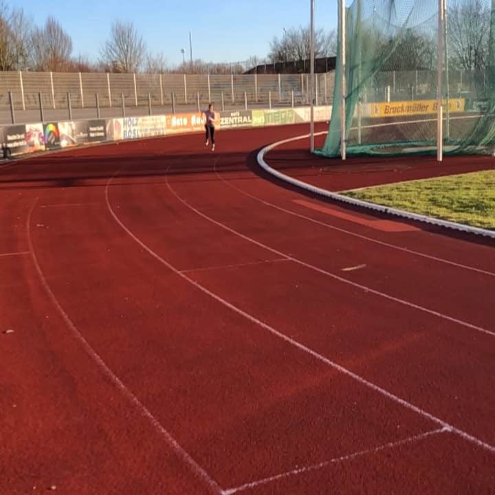 Katrin Fehmのインスタグラム：「Good morning ☀️ Yesterday I had a great track session. . I’m currently working on my long steps 🏃🏽‍♀️ . . #motivation #workingonmyself #tracksession #trackandfield #trackgirl #running #sprinting #workout #temporun #leichtathletik #trainhard #adidas #caipanfit #kadidas #sunisback #braids #passion #videooftheday」