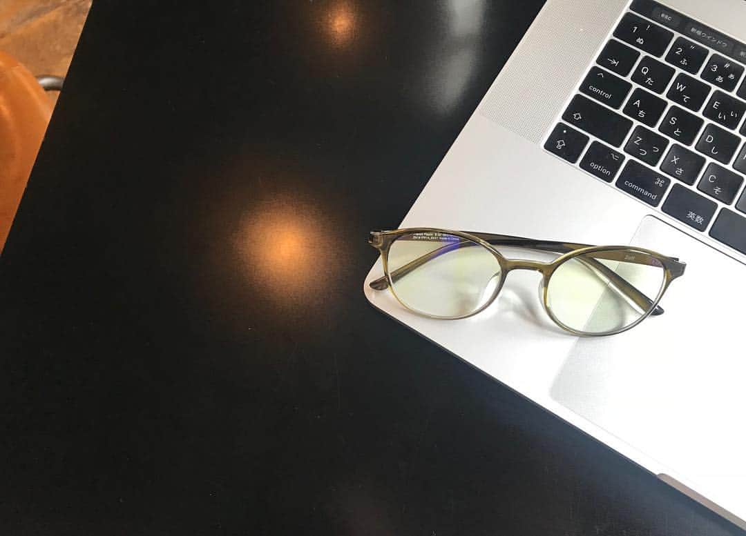 Zoff Officialのインスタグラム：「👓おすすめ👓 ブルーライトを50パーセントカット！ だけじゃない✨✨軽くてフィット感バツグン🤓 お仕事の時に欠かせない必需品です💻 “つけてる感”も感じにくい 耳裏の負担を軽減する3Dフィットテンプル🤓 🤓 💻 度なしの方はそのまま使える PCクリアパック ¥5000（税別） 💻お好きなフレームにZoff PC ULTRA レンズを足してオリジナルPCメガネを作ることも可能です！ 👓度なし ¥3000（税別） 👓度付き ¥3000（税別）〜 💻快適なPCライフを送りましょう 🤗 写真はクリアパック ZN181P01_64A ¥5000 （税別）ボストン型🤓  #PC #zoff #work #ブルーライトカット #eyewear #eyeweardesign #pcpack #PCメガネ」
