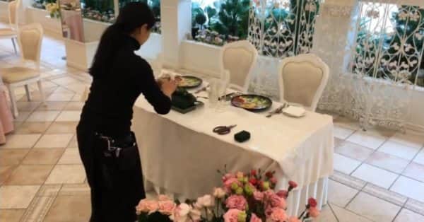 Lumierange ルミエランジェのインスタグラム：「【結婚式準備 #タイムラプス ～高砂の装飾編～】 . 新郎新婦が座るメインテーブル「高砂」。お二人のこだわりを取り入れ、主役を彩る大切な演出アイテムのひとつです。華やかな高砂がスペースクリエイターの手によってどのように装飾されているかご存知ですか？カップル一組一組のイメージを考えながら、スペースクリエイターによって完成されていく高砂の製作過程をご紹介します。結婚式を控えているプレ花嫁のみなさんも、ぜひ参考にしてみてくださいね♪ . . ■ #ルミエランジェガーデン のブライダルフェア予約はこちら . ⇒078-306-6655 https://www.lumie.co.jp/ （HPへのアクセスは @lumierange_garden のプロフィールから） . . #高砂 #高砂席 #高砂コーディネート #高砂装花 #会場装飾 #会場装花 #テーブル装飾 #テーブル装花 #タイムラプス動画 #タイムラプス撮影 #タイムラプス部 #プレ花嫁 #日本中のプレ花嫁さんと繋がりたい #ウェディング準備 #ブライダルフェア #結婚式 #結婚式場 #結婚式準備 #式場探し #花嫁準備 #ポートアイランド #神戸 #神戸市 #神戸花嫁 #ブライダルハート #ウェディングソムリエ #アプロディールハート #ルミエランジェ」