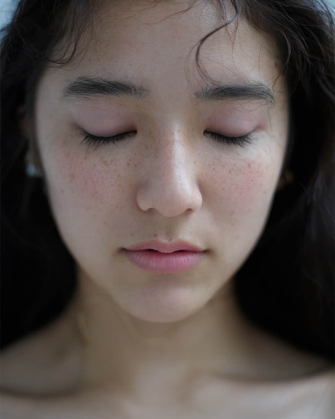 CHICCAさんのインスタグラム写真 - (CHICCAInstagram)「SHE IS vol.8 自分を慈しむメイクアップ CHICCAの10年間変わらぬスピリット。 「メイクアップとは、自分を大切にし、自分をもっと好きになる手段であるべきだ。」 #chicca#キッカ#吉川康雄#yasuoyoshikawa#happy10th #invisible#makeup#インビジブルメイク」3月22日 15時34分 - chicca.jp