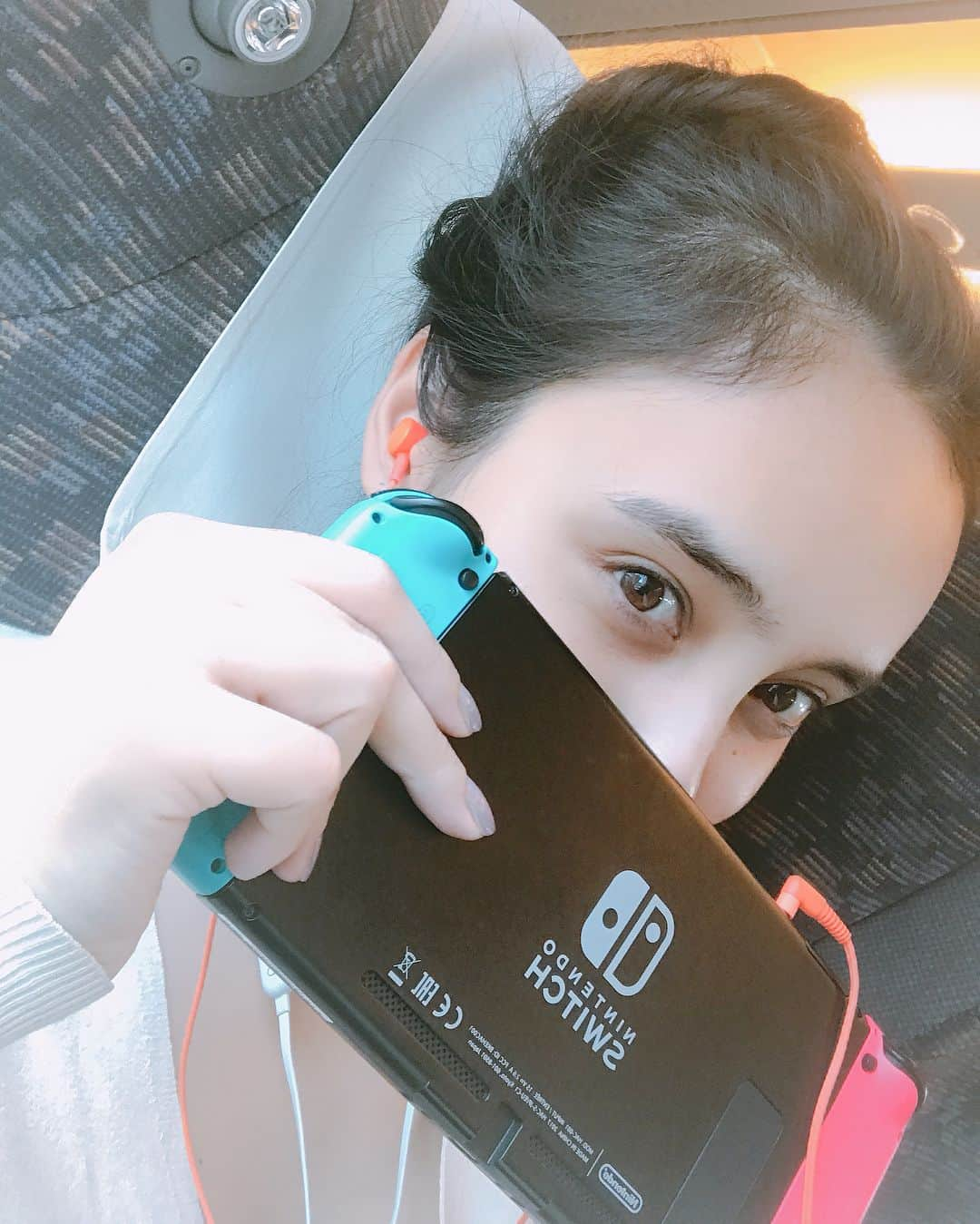 石田ニコルさんのインスタグラム写真 - (石田ニコルInstagram)「名古屋向かっております🚄 今日のオトモ🎮  進撃の巨人2やってます✨  #nicoleishida#game#nintendoswitch #進撃の巨人2」3月22日 16時16分 - nicole_ishida