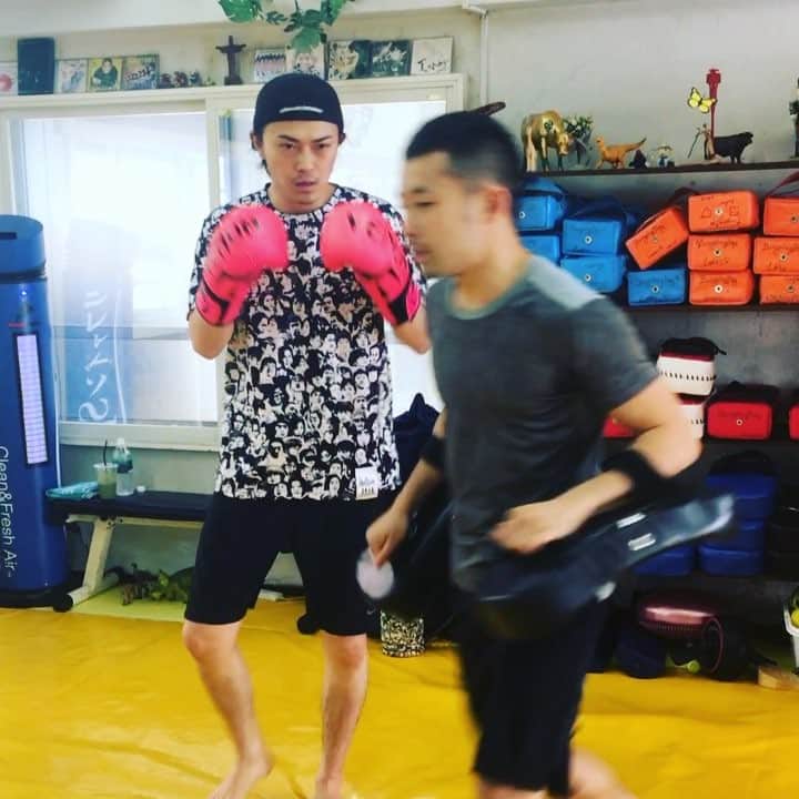 のインスタグラム：「節制生活🈲終わったけどこのまま ダラケズニ🤤🙅‍♂️ がんーばみゅばみゅ💪 #バンゲリングベイ @bungelingbay_ebisu  #キックボクシング #バービージャンプ 1分30秒以内に30回。。 これきつかったなぁ。。 横のすだっち同じペース！ おそろしいわ、、この体型で🤭🤫🙄」
