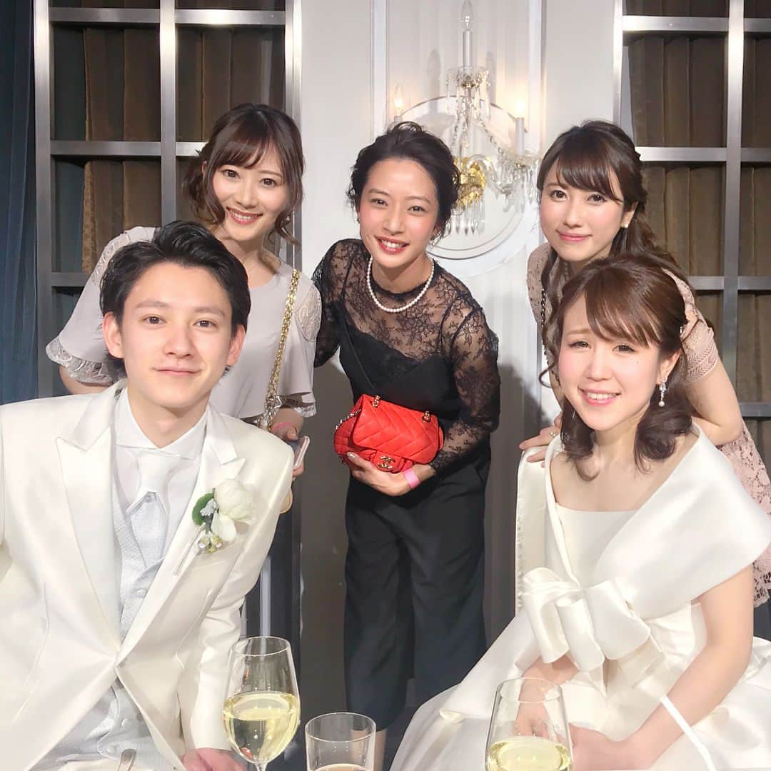 佐倉知里のインスタグラム：「. 大好きな大好きなお友達の結婚式でした💗 . もう何もかもが素敵すぎて、、！ 全てにかよこのセンスの良さと人柄が表れてました。 どんな風にしようかなーって時からずっと話してたから、この１つ１つに沢山の時間がかけられてるんだなぁ、、と😭✨ . 披露宴会場のかすみ草は上品で主張しすぎず、だけど存在感があって華やかでほっとさせてくれる かよこにぴったりなお花だなと思いました💕 . . もともと共通のお友達が沢山いて、旦那様もお友達なので 学校の集まりかな？っていうくらい友達がおおおおおぜいいて！ それも相まって笑いすぎて楽しすぎて飲みすぎる(あれ) 忘れられない一日になりました💕 . . 幸せな2人の幸せな空間にいることができて嬉しかった。 挙式から三次会まで全力でした♡笑 2人ともありがとう💛 そして心からおめでとう💓💛 これからも2人と一緒に遊べるのが楽しみ💓 . . #永谷園 #味ひとすじ #愛ひとすじ . はぁ、、、写真がありすぎて、 選べなかったぁ、、💕」
