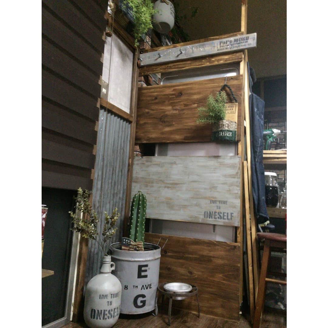 LIMIA（リミア）さんのインスタグラム写真 - (LIMIA（リミア）Instagram)「・ キッチンを「カフェ風」にセルフリノベ🌿冷蔵庫の背面を目隠しする壁と、キッチンカウンターの背面に“ブックシェルフ”をDIY。まるで本物のカフェのような、絵になるお洒落なキッチンですね🌻  プロフィールのリンク≫ @limiajp から、Instagram最新投稿アイデアに飛べます💓 https://limia.jp/idea/35161/ Photo by K＋1さん @kahoru1215 . ------ LIMIAアカウントをタグ付けもしくは< #limia >のハッシュタグをつけて投稿していただくとリグラムさせていただくこともあります。 ------ . #カフェ風 #カフェ風インテリア #カフェ風キッチン #収納棚 #板壁DIY #板壁 #DIY #ブックシェルフ #冷蔵庫リメイク #キッチンカウンター #キッチンカウンターDIY #本棚 #DIY#interior #cafeinterior #cafedesign #cafedesigner #interiorstyle #naturalkitchen #kitchen #selfrenovation #renovation #kitcheninterior #shelf #diyer #bookshelf」3月22日 18時30分 - limiajp