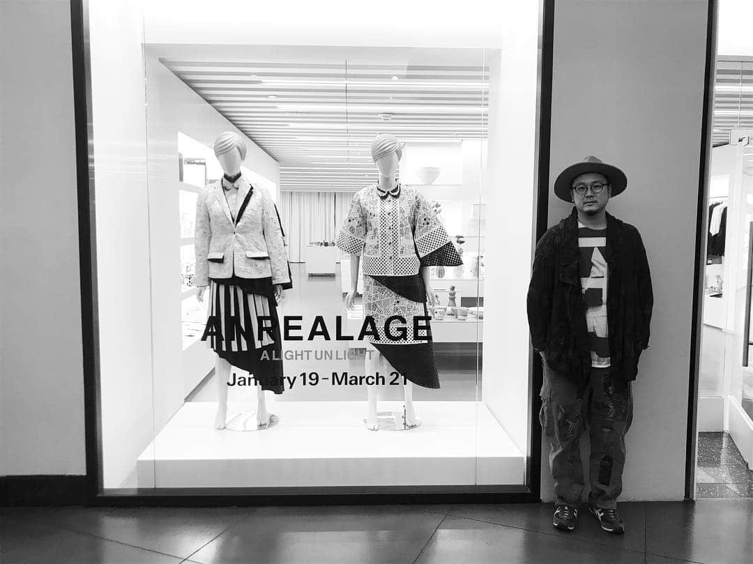 GooFのインスタグラム：「無事終了です。 JAPAN HOUSE LAのみなさん、お世話になりました！  A LIGHT UN LIGHT 展覧会、まだまだ巡回しそうです。  #Anrealage #アンリアレイジ #japanhousela #alightunlight #soffet #goof #fashion #exhibition」