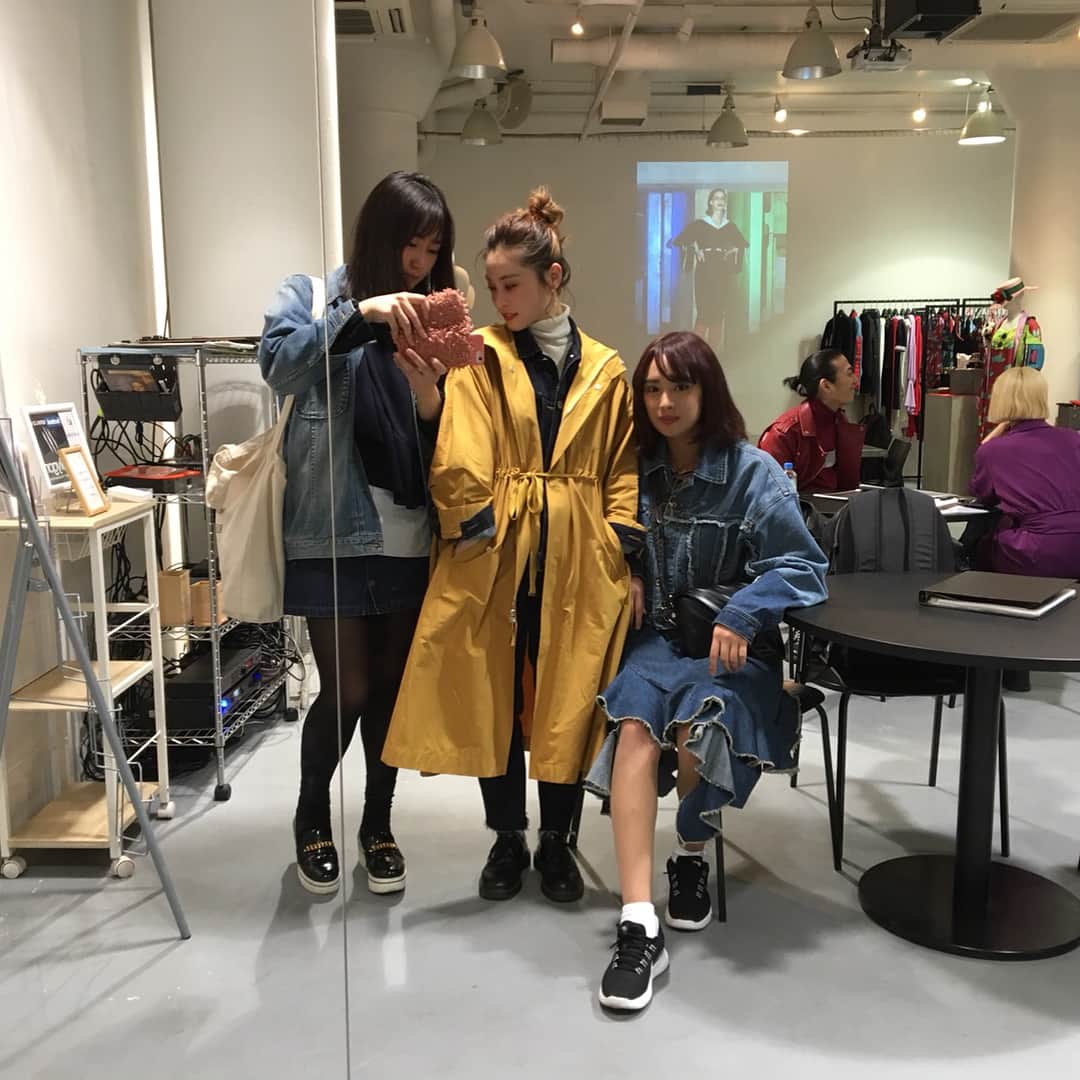 江藤遼さんのインスタグラム写真 - (江藤遼Instagram)「2018 (@pameopose )展示会 激かわ水着とブーツ購入 ❤️❤️ . 三人とも偶然デニムで揃った #japan #pameopose #fashion #girl #boots #cute #swimwear #japanesefashion #パメオポーズ」3月22日 21時45分 - etooo3