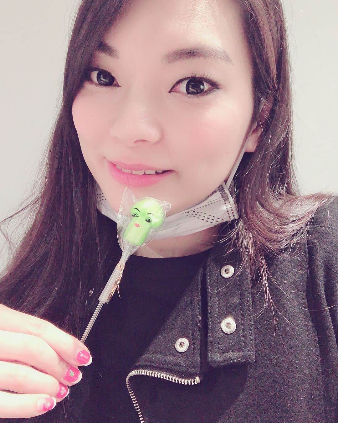 のインスタグラム：「今日は取材ですた🎥 先週末からインフルになってしまって1週間引きこもり生活だったので久しぶりに人と会った💦 先週末くらいに私と会った方…申し訳ありません💦うつってないこと祈ります💦 写真はゴリなちゃんがお土産にくれた熱海秘宝館の例のあれの形の飴www 2枚目笑わせてくるから変なもん持って興奮してる変な人になったwww #秘密のオト女 #himitsunootome  #スターダスト #来月デビュー  #アイドル #transgender #mtf #lgbt  #秘宝館 #candy」