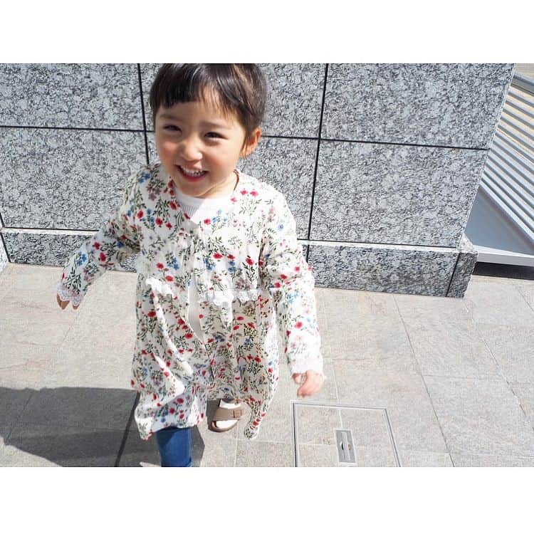 のインスタグラム：「20180322 * * 毎日が早すぎてすこし久しぶりの投稿😂 今日から教室移動でひとつお姉さんになる準備✨楽しかったようでお迎えに行ったら良い笑顔で安心しました☺️ 皆さんの卒園、卒業のpicとコメントを見てうるうるしてしまう😭 おめでとうございます💐💐💐 * * 花柄ワンピ♡ 春らしくてガウンにしても可愛い☘ 最近ワンピースやスカートが好きになってきたみたい👧春服ってほんとに大好き◟̊◞̊ * *  サンダル以外は @smarby.jp で✨ 花柄ワンピ……nico hrat ワッフルTシャツ…petit main スキニーデニム…petit main 5ヶ月間お買いものポイントプレゼント🎁の スマービー公式アンバサダー「smarbykids大募集キャンペーン」は5月まで実施中です🙆 #3歳#3歳10ヶ月#smarby#スマービー#smarbykids#キッズコーデ#キッズファッション#smarby_pr」