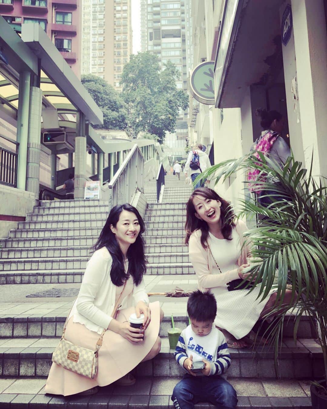八木早希さんのインスタグラム写真 - (八木早希Instagram)「香港在住の大学時代からの親友に会いに、いつもの旅仲間と🌷出産前駆け込み旅行^ ^🌷#香港#hongkong#子連れ旅#女子旅 #妊婦旅行」3月22日 22時11分 - sakiyagi