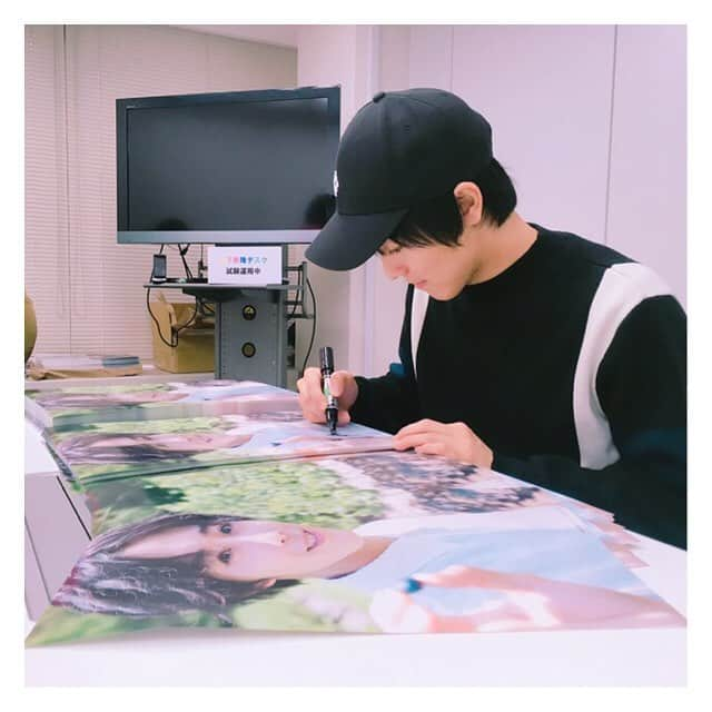 猪野広樹さんのインスタグラム写真 - (猪野広樹Instagram)「昨日からTHE面接の稽古に合流しました！  この作品…  とってもとってもとっても頭を使う…！ 難しい！！ 帰って復習予習、想像！！ 先日、カレンダーイベントのサインを書きましたー！  皆様のお手元に届きますように！^_^  #THE面接 #2018年カレンダー」3月22日 22時28分 - hiroki_ino