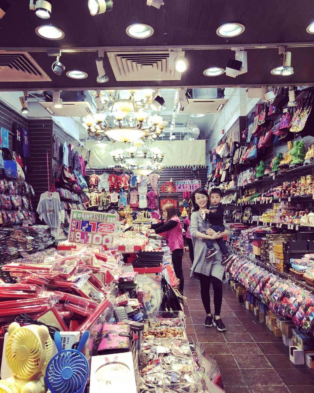八木早希さんのインスタグラム写真 - (八木早希Instagram)「しょうがない、香港の救急車買うか！😂#香港#hongkong#子連れ旅行#妊婦旅行#babycantravel」3月22日 22時35分 - sakiyagi