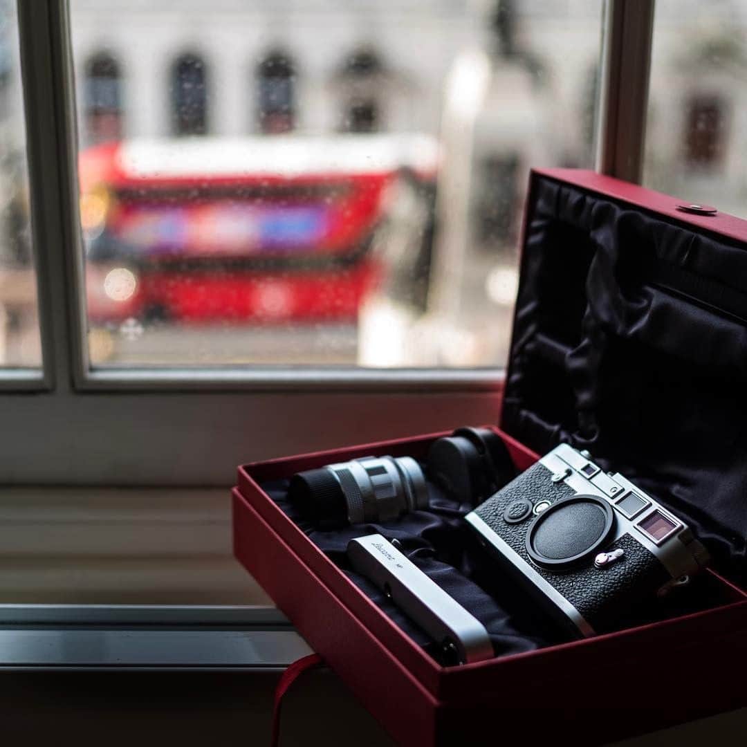 のインスタグラム：「Still, a true eye candy for every Leica and photography lover - The analogue Leica MP-3. Explore the Leica M-System! (Link in bio) (Photo: @wetzlar_com)  #LeicaCamera #Leica #🔴📷 #leicagram #LeicaM #Analoguephotography #InspirationSehen #cameraporn」