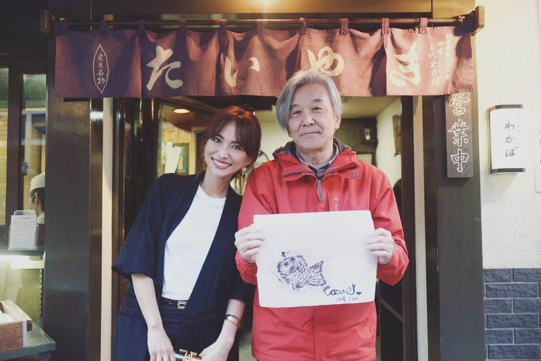 二宮こずえさんのインスタグラム写真 - (二宮こずえInstagram)「. レクサスに乗って 買いに行くたい焼き なんて贅沢 大人の贅沢 . TOUCH and DRIVEで体験した 天然たい焼きの魚拓 . そう たい焼きの魚拓  この時点で実におもしろい . それも 天然のたい焼きの魚拓 この時点で倍におもしろい . 2002年に発行された 「たい焼きの魚拓」という 本の著者である宮嶋康彦さん . 一尾ずつの型で焼く たい焼きを「天然物」 同時にたくさん焼くことのできる 大盤の型で焼くたい焼きを 「養殖物」と命名した宮嶋さん . 今日は宮嶋さんと一緒に 天然たい焼きが食べられる 四谷の「わかば」さんに 連れていっていだだきました . しっかりとした甘みのあんこが ぎっしり詰まった絶品たい焼きを食べながら 目の前で宮嶋さんの魚拓作り鑑賞 . たい焼きに直接墨を塗るのではなく 宮嶋さんお手製の和紙を 水で湿らせてから そこに墨をおいていく . だからたい焼き自体に 直接墨が染み込むわけじゃなく たい焼き自身も自分に何が 起きたかなんてわからず 魚拓が終わったらそのまま 美味しくいただかれる . たい焼きの魚拓だよ なんておもしろいんだ！！！ たい焼きは 頭からではなく尻尾からでもなく 真ん中から頂きました ちなみに真ん中から食べるのはこどもだそうです . #およげたいやきくん 世代 . #動く二宮こずえ . #LEXUS#lexusmeets#touchanddrive」3月22日 23時10分 - cozue_n