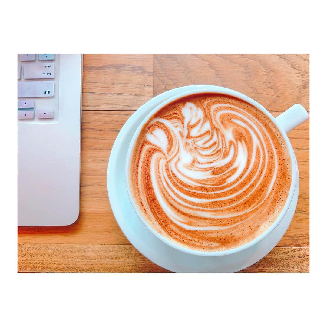 ソニンさんのインスタグラム写真 - (ソニンInstagram)「. #朝活 ではありません。 午前、カフェで仕事しました。 そう、#コラム執筆。 今日は締切系が多く、久しぶりにカフェで作業して、朝コーヒーの美味しさを再認識。 . #宅ふぁいる便 で #レギュラーコラム #12年目 #ソニンの明日に生きる言葉 というタイトル . #稽古中の悩みの山を登りはじめました . #ソイラテ #エスプレッソ濃い目好き」3月22日 23時09分 - sonim_official