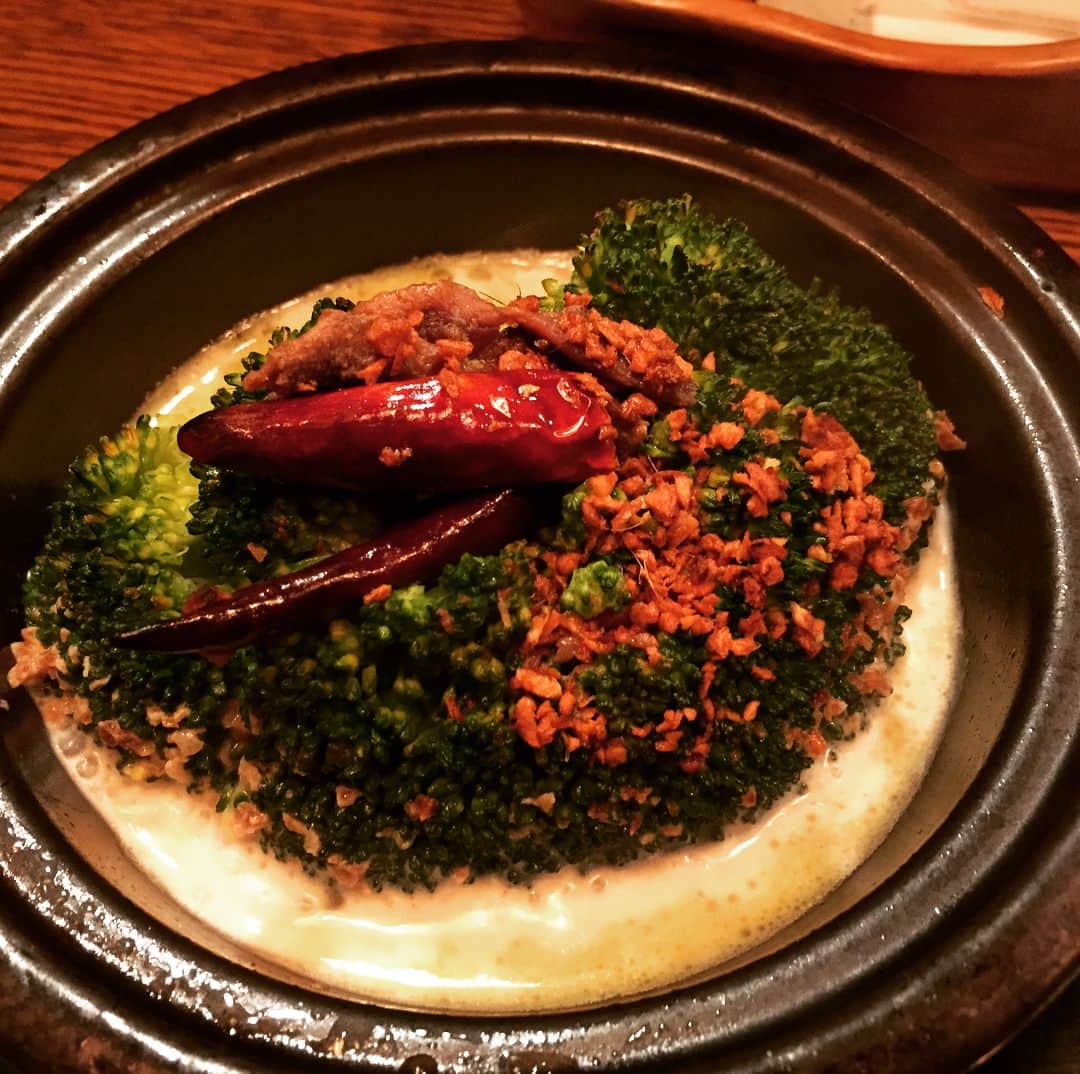 須黒清華のインスタグラム：「お気に入りのお店でディナー♡ ここのブロッコリー丸ごと煮込みが最高に美味しくて、何回か真似して作ってみたのだけど、なかなか同じ味にはなりません😢 今回は春らしいお料理、堪能させて頂きました♡」