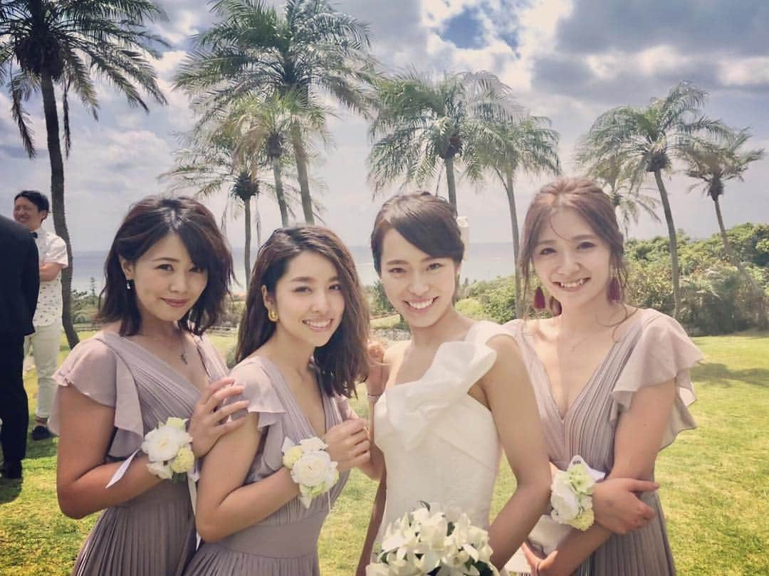 柏木亜季子さんのインスタグラム写真 - (柏木亜季子Instagram)「⁑ AYA 結婚おめでとう。 主役なのに食事の段取りも 先陣切って必死にやるし、 普通花嫁って披露宴で あんな普通にフルコース 食べへんし、 両親に作った曲感動するかと 思ったけど実の妹に 全力でディスられてるし とにかく綾らしい式でした！ 美織も舞台本番中ですが、 愛のある動画くれました。 こうやってどんどんSweetSも 結婚していく。 12歳よ？出会った頃。はあ。 幸せをありがとう。 #SweetS#AYA#wedding」3月23日 0時40分 - a_k_i824