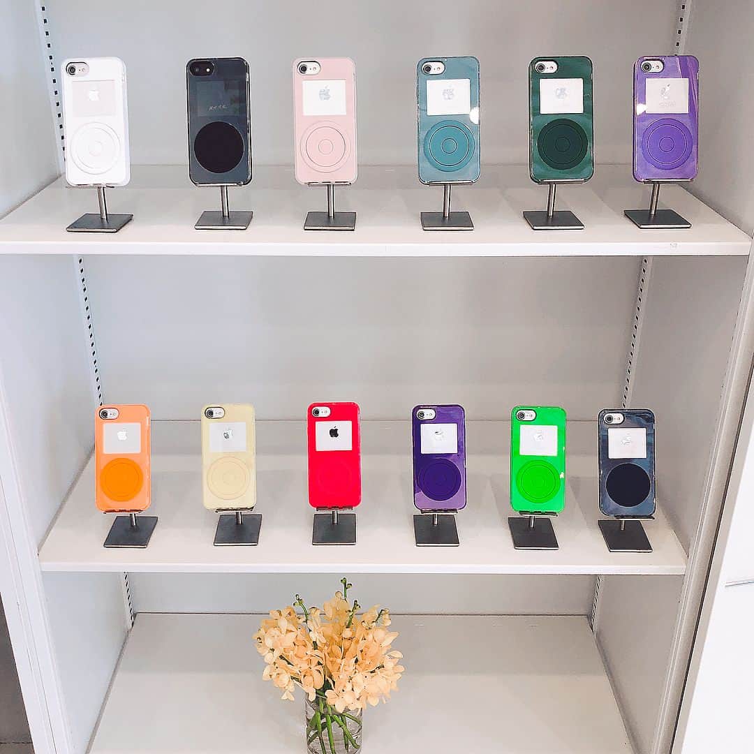 のインスタグラム：「NaNa-NaNaの展示会へ。。 . iPodの時代からずーっと使い続けてきたから、このiPhoneケースには一目惚れ♡ iPodらしく真っ白をオーダー。届くの楽しみです！ . サイズがプリントしてあるPVC素材のバッグも、すごくかわいかった〜 @nanananaofficial  #nananana #exhibition #iphonecases #notamusicplayer #pvcbags #ナナナナ #iPhoneケース #バッグ #展示会」