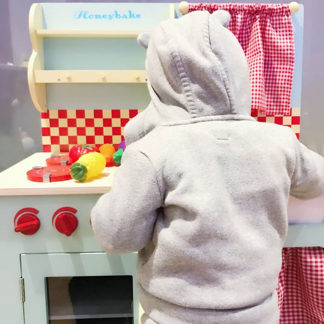 のインスタグラム：「#料理男子 ならぬ #ままごと男子 🍳笑 最近よく息子をキッズスペースに遊びに行かせると、おままごとに興味がある様子だったので。 . レトイバンのハニーキッチンを出してみました🍅 @letoyvanjp  イギリス発レトイバンは良質な木製だけを使用しているそう。 ワークトップも木製で、見た目が可愛いだけでない高品質なキッチン✨ . とっても可愛いので、お腹の子が女の子と分かってから一緒に遊ぶのも今から楽しみです❤️ 少しずつ小道具を増やして、息子も喜んで遊んでいます👶🏻 おままごとをしながら、どんな野菜も食べてくれるようになるといいなぁ🥦 . ちなみにお昼寝から起きて寝癖がすごかったのでクマさんフードかぶってます（笑） #スワイプしてね👉 . . . #letoyvan #レトイバン #ドールハウス #ハニーキッチン #おままごとキッチン #おままごと #息子の成長 #息子1歳 #1歳半 #ねぐせ #寝癖 #寝癖すごい #男の子ママ #女の子ママ予定 #お気に入り #ままごと #ままごとキッチン #マタママライフ #ままらいふ #妊娠8ヶ月 #2人目妊娠中 #妊娠30週 #toykitchen #cookingboy」