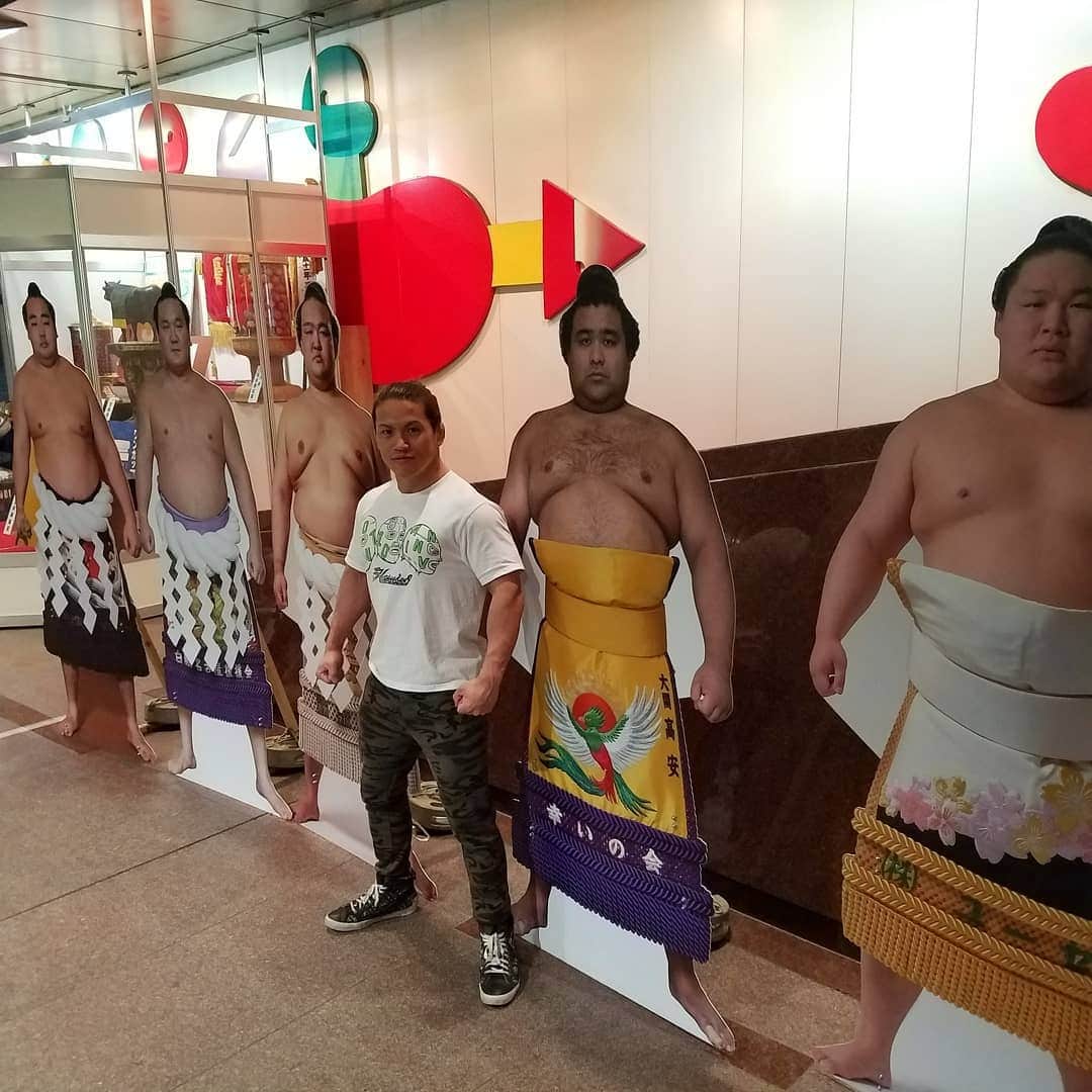 石森太二さんのインスタグラム写真 - (石森太二Instagram)「大相撲三月場所 十三日目‼ 大きさが全然違う(ヾ(´・ω・｀) #sumo #taijiishimori #石森太二」3月23日 14時12分 - taijiishimori