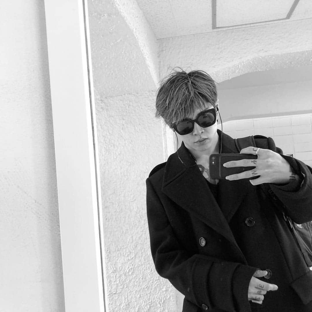 雅-MIYAVI-さんのインスタグラム写真 - (雅-MIYAVI-Instagram)「Meeting - Gym - Lunch - Nail - Speech - Party - Sleep - Wake Up - Fly - Rock. #DAY2WorldTour」3月23日 14時20分 - miyavi_ishihara