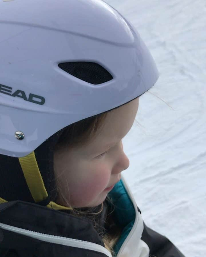 コートニー・トンプソンのインスタグラム：「Sometimes kids are the best teachers! First time skiing for this little... after two times on the magic carpet she asked “can we do something harder?” Haha! Love this girl and her spirit! @srjthompson #pizzapizzapizza #letsgooooooo」