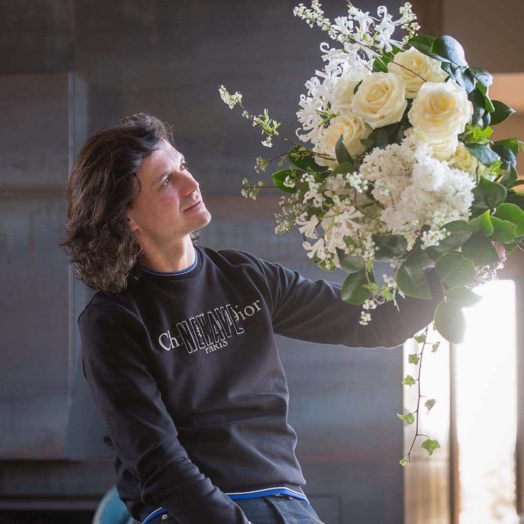 のインスタグラム：「おはようございます。桜も咲き始め、今日はお花見ランチもよさそうですね。さて、この男性は……パリの花の貴公子、エリック・ショヴァン氏！  新しいご自宅に、花時間クルーを招いてくれました。手にするのは、黒いリビングのための花。バラのアヴァランチェにライラック、ユキヤナギ、ネリネ……真白き花々が春光に輝いています😍  エリック氏の新しいメゾンと花は、来週3月28日発売の「花時間」春号でご紹介いたします。どうぞ、お楽しみに〜💖 では、今日もsmile😊😊😊で頑張りましょう🌸 by ピーターパン  花時間春号のご購入は⬇️ https://store.kadokawa.co.jp/shop/g/g321703001197/  花 @ericchauvin_unjourdefleurs  写真 @taisukeyoshida  #hana #flower #flowers #flowerslovers #flowerstagram #flowerarrangement #花時間 #花時間2018春号 #花 #花好き #花藝 #花好きな人と繋がりたい #花が好きな人と繋がりたい #花のある生活 #花のある暮らし #エリック・ショヴァン #ericchauvin  #パリの花 #paris #whiteflowers #白いバラ #ライラック #ユキヤナギ #botanicallife #花屋さんへ行こう」