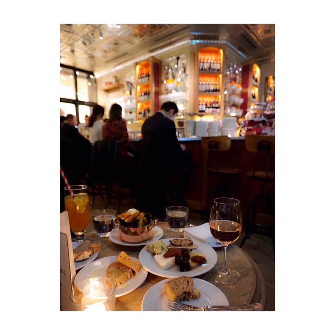 西村笑花さんのインスタグラム写真 - (西村笑花Instagram)「🍷 ・ ・ 3月29日にOpenする #東京ミッドタウン日比谷 の 内覧会へ行かせて頂きました❤︎ 日本初上陸のニューヨークで絶大な人気を集めるレストラン「Buvette（ブヴェット）」にてお食事してきたよ🍽✨ オシャレで素敵な雰囲気の店内で、 お食事はお酒と楽しむメニューが多くて美味しかった☺️ テラス席もあったのでこれからの季節とても良さそう🥂🌸 他にもたくさんのショップや映画館もあったり、 素敵な空間だったのでまたOpenしたら行きたいな❤︎ #buvettetokyo #ブヴェット #yum #bar #restaurant #NY #NewYork #newopen #midtown #tokyomidtown #東京ミッドタウン #日比谷」3月23日 8時41分 - emika_nishimura