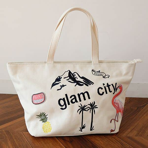 glamcity（グラムシティー）のインスタグラム：「. 横にスワイプ➡︎➡︎ 【glamcityオリジナル柄】刺繍デザインミニトートバック🏝🍍 2color/#offwhite #navy ¥2,900→¥2,030(30%OFF)  #glamcity#love#outfitoftheday #amazingllowhim #me#followme#aw#instamood#ootd#instagood#amazing#japan#2018#fashion#tbt#follow#グラムシティ#フラミンゴ#着回しコーデ#着こなし#トートバック #お洒落さんと繋がりたい#お洒落女子#ss#春#春コーデ」