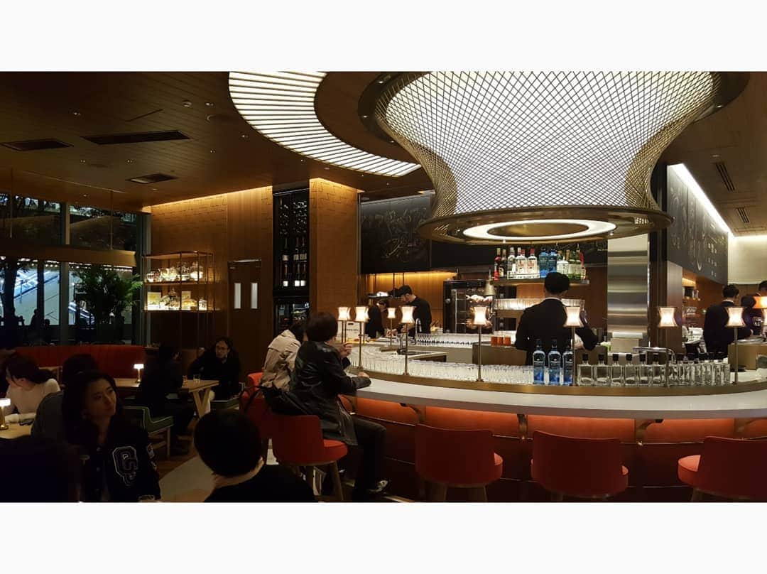 佐藤純さんのインスタグラム写真 - (佐藤純Instagram)「昨日は、今月29日にオープンする東京ミッドタウン日比谷の『LEXUS』へ。  ここのLEXUS MEES は、LEXUSに『出会う』『触れる』『乗る』をコンセプトにした体験型施設。  LEXUSの車両展示と一体で展開するLifestyleストア「STEER and RING」、カジュアルなお食事とともにLEXUSを体感できるカフェ「THE SPINDLE」、日比谷周辺を気軽に試乗できる「TOUCH and DRIVE」  スマホやタブレットで試乗予約ができます。  今回、私はLEXUS RX450hを試乗させていただきました。  ハイブリッドなので、エンジンをスタートしても全く音がしない。  もちろん、走っている時も静かでした。  シートは包みこまれているような安定感があり、車体のサイズは大きいですが、視界も広く運転しやすかったです。  カフェも広くて素敵でした。  オープンしたら、また行きたい場所です！  #東京ミッドタウン日比谷 #LEXUS #lexusmeet #touchanddrive #lexusrx450h #rx450h #レクサス #ママ#ママモデル#モデル #mama#mamamodel#model」3月23日 10時44分 - junsatoidea