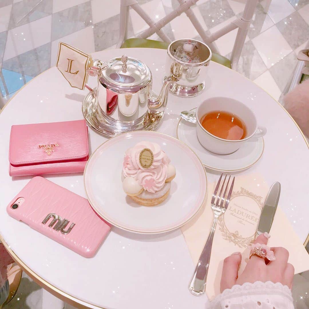 エリンコさんのインスタグラム写真 - (エリンコInstagram)「🍰 tea time....💖 お店の中も可愛いすぎた😍💕 * #ラデュレ#laduree#青山#青山カフェ#カフェ#cafe#pink#ピンク#cake#ケーキ#teatime#tokyo#えりんこカフェ巡り#ラデュレ青山店#afternoontea#teatime」3月23日 10時27分 - erinko0315