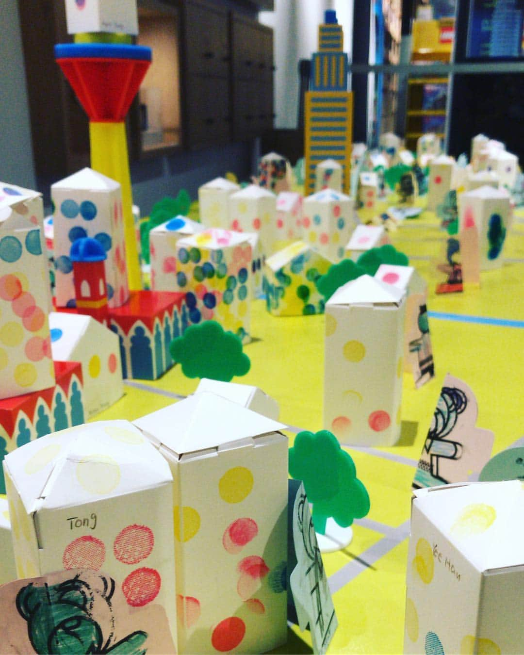 CUBE_1 Kuala Lumpurのインスタグラム：「Eponte 🏡🗺 Feeling warm when kids decorated their own lovely house and character of paper sumo to display on the map like real society do … Tickets available at @cube1kl counter: Rm25 (Children 2-12 y/o) *Free entry |Children under 1 y/o| Rm10 (Adult and Guardian 12 y/o Above) *Free of charge with one purchase |Family member(s), entered as guardians … #cube1kl #toyboxofjapan #isetanthejapanstore #schooltrip #event #kltower #twintowers」