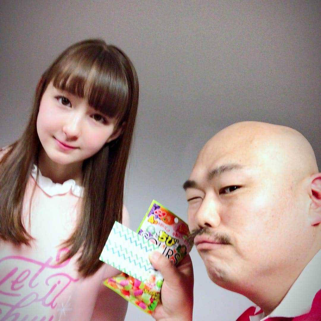 クロちゃんさんのインスタグラム写真 - (クロちゃんInstagram)「昨日もバウちゃんから、お手紙とグミをいただきました。 本当に優しいよね。 ありがとうって言葉でも伝えてくれたし。 こっちの方がありがとうって気持ちでいっぱい。 バウちゃん、ありがとうだしん！ そして、新中学生も頑張って！！ #バウエルジゼル愛華 #バウちゃん #原宿駅前パーティーズNEXT」3月23日 12時51分 - kurochandesuwawa