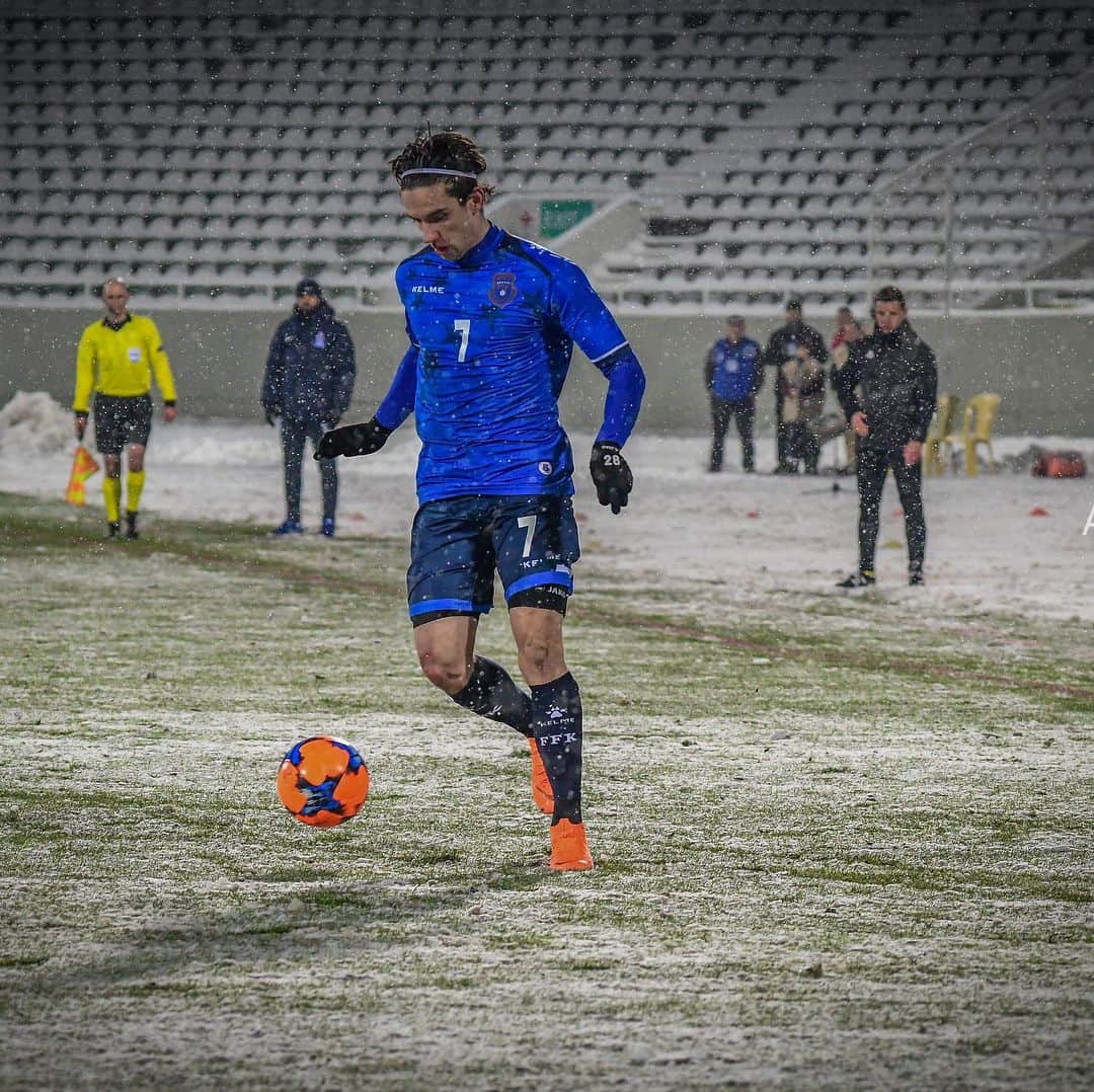 ヴァルミル・スレイマニのインスタグラム：「🇽🇰2:0🇦🇿 #unëbiriytkosovë #u21 🔙🔛🔝」