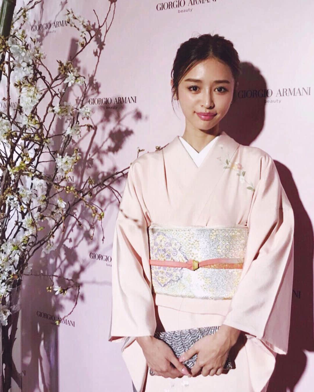 のインスタグラム：「GIORGIO ARMANI🌸♥️👘 . . . Thank you sooo much！！ 今夜はお着物を着てお出掛け✨ 日本の風習の素晴らしさに改めて気付かされる素敵な空間でした🇯🇵💋 @armanibeauty  #アルマーニ #tokyogardens」